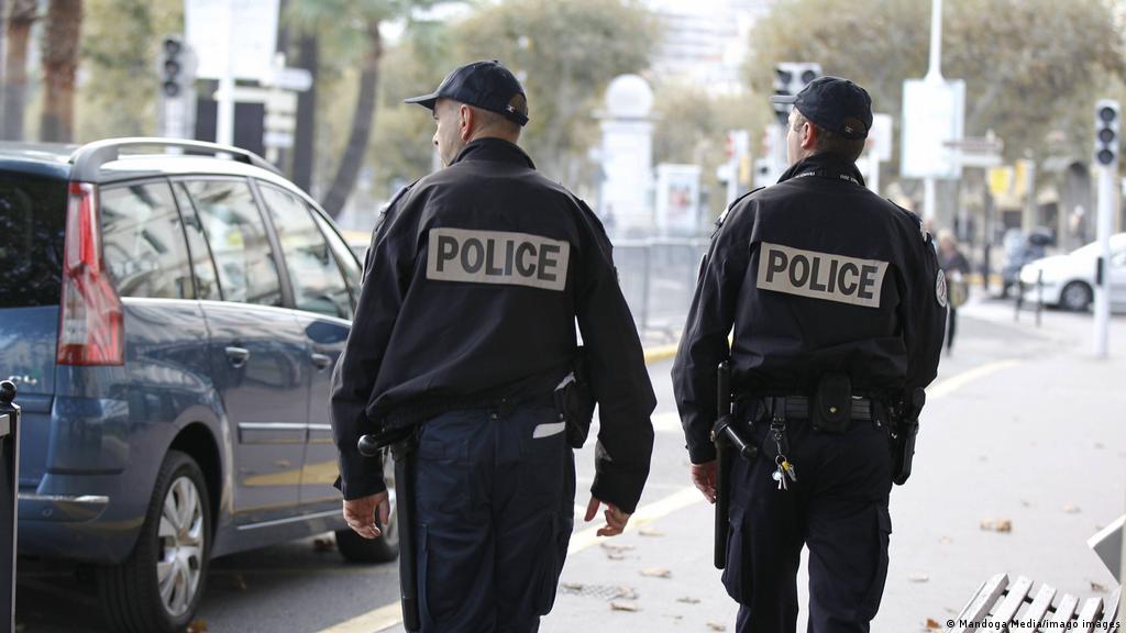ફ્રાન્સમાં આતંકવાદી હુમલો થયો,આતંકવાદીએ ગાડીનો દરવાજો ખોલીને પોલીસકર્મીને છરીના ઘા માર્યા