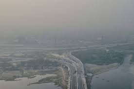 દિલ્હીના પ્રદુષણ વચ્ચે શ્વાસ લેવું મુશ્કેલ બન્યું – એર ક્વોલિટી ઈન્ડેક્ષ 400ને પાર થતા હવાની ગુણવત્તા ખૂબજ ગંભીર શ્રેણીમાં