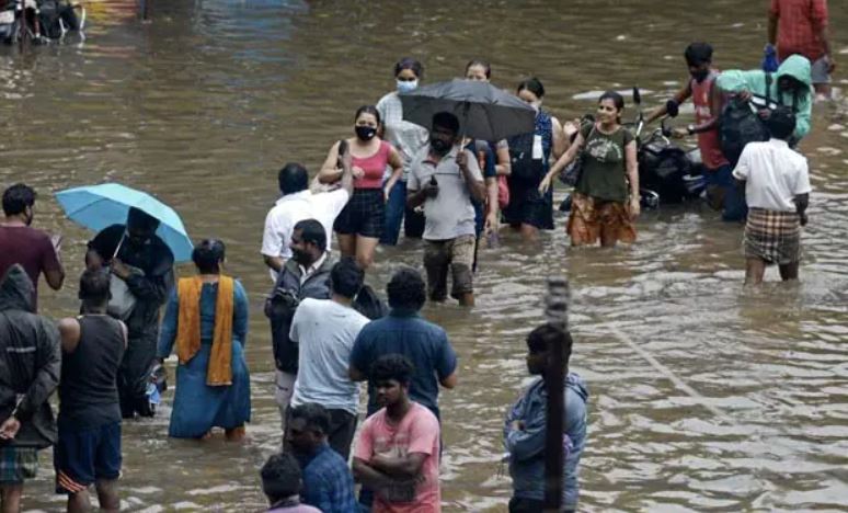 મહારાષ્ટ્રઃ મુંબઈમાં વરસાદ,અનેક જગ્યાએ પાણી ભરાયા