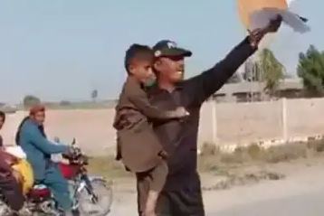 પાકિસ્તાનઃ અધિકારીઓના ત્રાસથી કંટાળેલો પોલીસ કર્મચારી સંતાનોને વેચવા બન્યો મજબુર