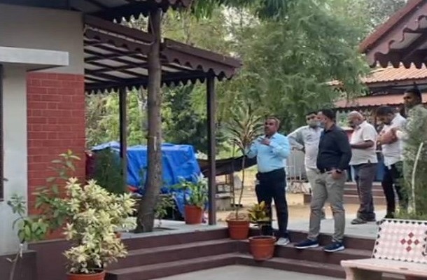 અમદાવાદમાં અભિનેત્રી કંગનાના પૂતળા દહન પહેલા પોલીસે આશ્રમવાસીઓને નજરકેદ કર્યા