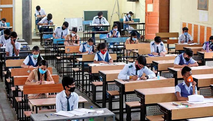 ગુજરાતમાં કોરોનાના ડરને લીધે શાળાઓમાં વિદ્યાર્થીઓની ઘટતી જતી સંખ્યા