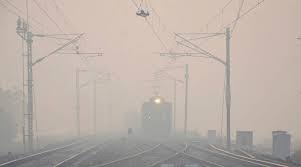 દિલ્હીમાં ગાઢ ઘુમ્મસ છવાયું – દ્રશ્યતા ઓછી હોવાના કારણે  13 ટ્રેનનું સંચાલન ખોરવાયું, કેટલીક ટ્રેનો રદ