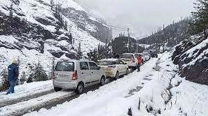 હિમાચલમાં શિમલા સહીતના વિસ્તારોમાં હિમવર્ષાનો કહેર- આજે પણ 700થી વધુ માર્ગ અવરોઘિત, બે દૂર્ઘટનામાં 5 લોકોના મોત