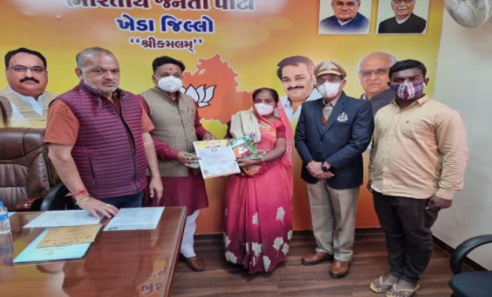 ખેડા: સ્વર્ગસ્થ કોરોના વોર્રિયરના વારસદારોને આર્થિક સહાય ચુકવાઈ