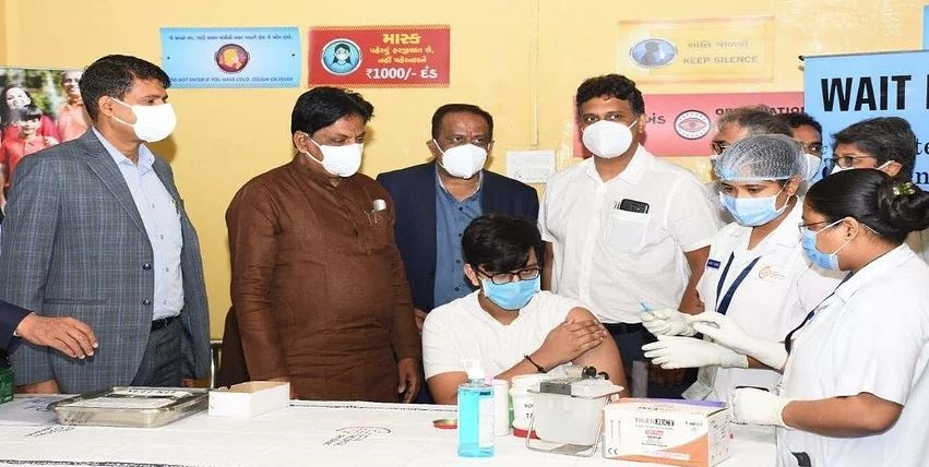 ગુજરાતમાં 6306 સેન્ટરો ઉપર 15થી 18 વર્ષના કિશોરોને રસી આપી સુરક્ષિત કરાશેઃ આરોગ્ય મંત્રી