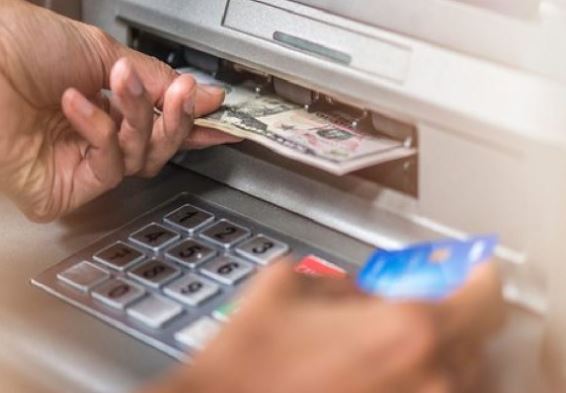 ATMમાંથી રોકડ ઉપાડતી વખતે ના કરતા આ ભૂલો, બાકી રૂપિયા ફસાઇ જશે