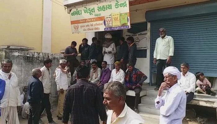 પાટણમાં ખાતરની કૃત્રિમ તંગી, ખાતર ડેપોને તાળાં મારવાની ખેડુતોની ચીમકી