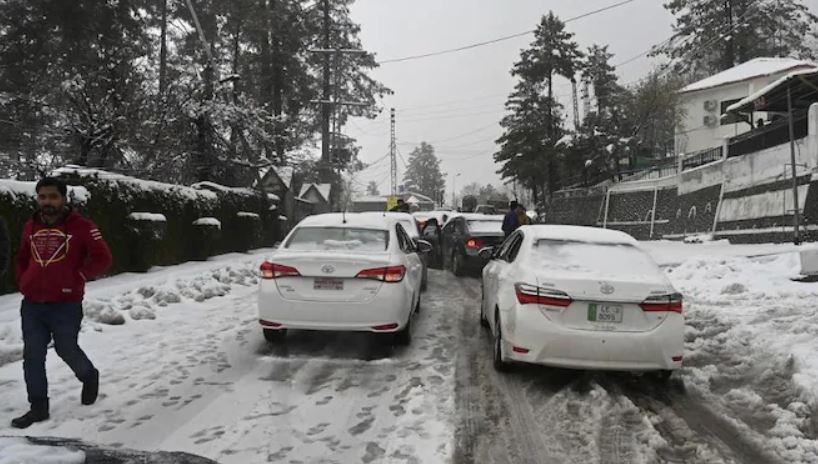 પાકિસ્તાનમાં ભીષણ હિમવર્ષા, ગાડીમાં ફસાયેલા 21 યાત્રીઓનું મોત