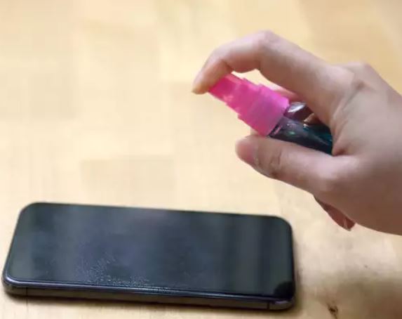 સ્માર્ટફોનથી પણ કોરોના ફેલાતો હોવાથી રહો અલર્ટ, આ રીતે ફોનને Sanitize કરો