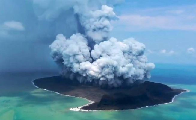 ટોંગામાં સમુદ્રમાં પ્રચંડ જ્વાળામુખી વિસ્ફોટ, જાપાનથી અમેરિકા સુધી ત્સુનામીના ભણકારા