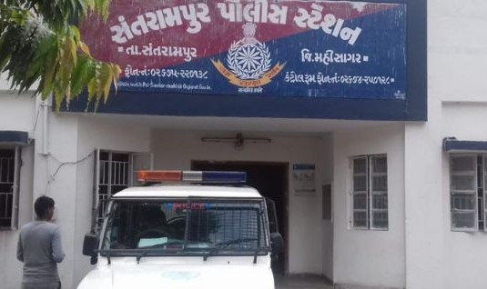 સંતરામપુરમાં શાળાના આચાર્યેએ વિદ્યાર્થીને ઢોર માર મારતા પોલીસ ફરિયાદ