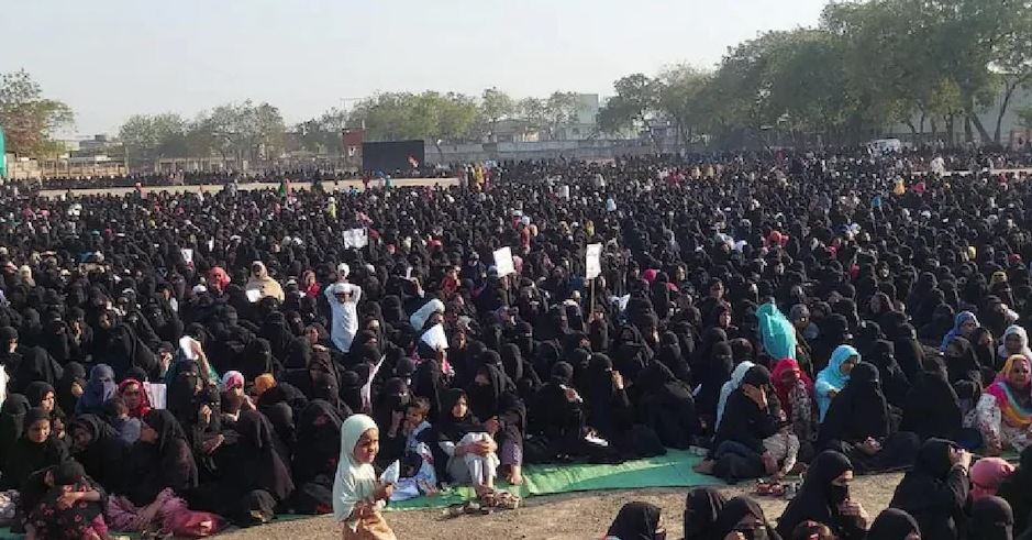 મહારાષ્ટ્રના માલેગાવ અને ઉત્તરપ્રદેશના અલીગઢમાં હિજાબ વિવાદ મુદ્દે મુસ્લિમ મહિલાઓના દેખાવો