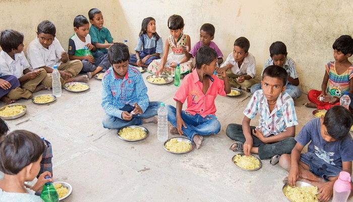ગુજરાતમાં તમામ પ્રાથમિક શાળાઓમાં નવા શૈક્ષણિક સત્રથી મધ્યાહન ભોજન અપાશે