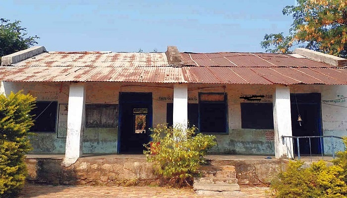 ગુજરાતમાં સરકારી શાળાઓમાં 9000 ઓરડાંથી ઘટ, વિદ્યાર્થીઓ ખૂલ્લામાં બેસી ભણવા મજબુર