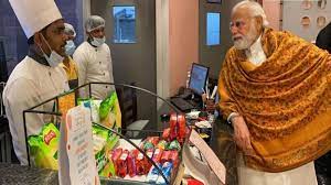 પીએમ મોદીએ કડક સુરક્ષા બંદોબસ્ત વચ્ચે અડઘી રાતે વારાણસી કેન્ટ રેલ્વે સ્ટેશનની લીધી મુલાકાત