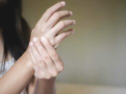 3182-Woman_With_Painful_Hand-732×549-thumbnail-1-732×549
