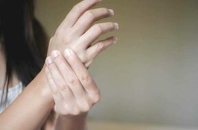 3182-Woman_With_Painful_Hand-732×549-thumbnail-1-732×549