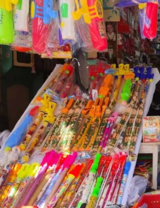 ડોરેમોન અને છોટા ભીમની પિચકારીથી શણગારેલી દુકાનો, દુકાનદારોને હોળીમાં સારા વેચાણની આશા