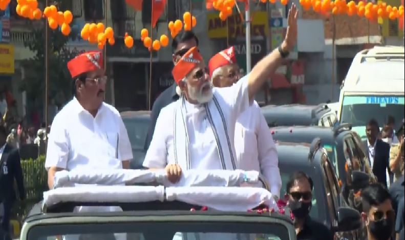 વડાપ્રધાન નરેન્દ્ર મોદીનું અમદાવાદમાં આગમન, ઠેર-ઠેર ભવ્ય સ્વાગત