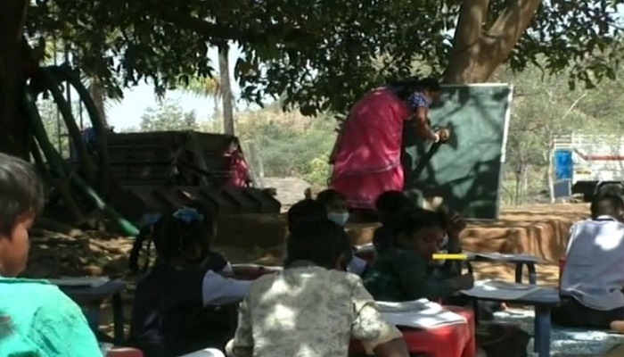 કપરાડાના ખાતુનિયા ગામે શાળામાં ઓરડાના અભાવે બાળકો ખૂલ્લાંમાં બેસીને અભ્યાસ કરી રહ્યા છે
