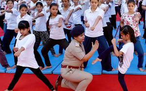 આંતરરાષ્ટ્રીય મહિલા દિવસ :દિલ્હી પોલીસે વિદ્યાર્થિનીઓને સ્વરક્ષણ શીખવ્યું, શ્રદ્ધાનંદ રોડ પર બનાવાય પિંક પોલીસ ચોકી