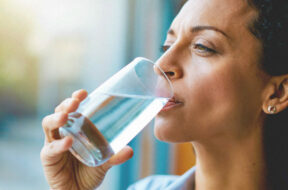 4878-Woman_drinking_a_glass_of_water-732×549-thumbnail-732×549