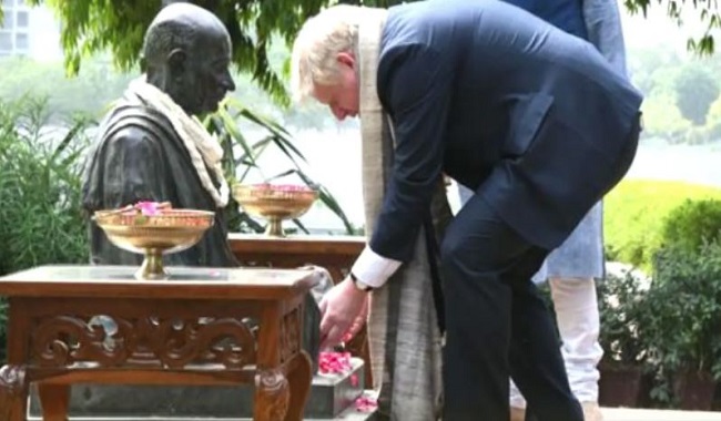 સમય બળવાનઃ અંગ્રેજોનો વિરોધ કરનારા ગાંધીજીની પ્રતિમા સમક્ષ બ્રિટનના PMનું નમન