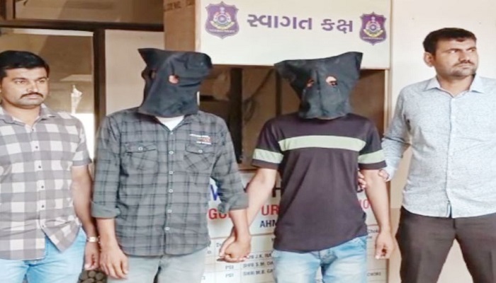 અમદાવાદમાં નકલી પોલીસના સ્વાંગમાં લૂંટ કરતા બે આરોપીઓ પકડાયા