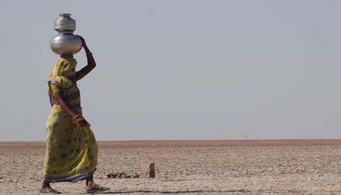 કચ્છના નાના રણમાં તંત્રના પાપે 2000 જેટલા અગરિયા પરિવારો પાણીની સમસ્યા વેઠી રહ્યા છે