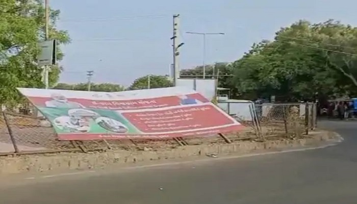 કચ્છમાં વૈશાખી વાયરા, ભારે પવનને કારણે અનેક હોર્ડિંસ ઊડીને રસ્તાઓ પર પડ્યાં