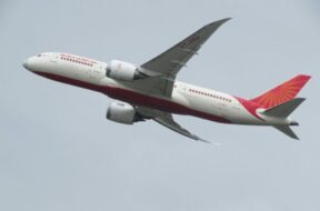 plane-spotting-2311053_1920-702×459