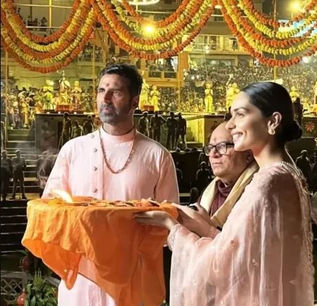 અક્ષય કુમાર અને માનુષી છિલ્લર ફિલ્મ સમ્રાટ પૃથ્વીરાજના પ્રમોશન માટે વારાણસી પહોંચ્યા,ગંગા ઘાટ પર કરી પૂજા