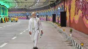 પીએમ મોદી એ પ્રગતિ મેદાન ટનલનું નિરીક્ષણ કરતા વખતે કચરો અને બોટલો પોતાના હાથે ઊંચકીને સ્વચ્છતાનો સંદેશ આપ્યો
