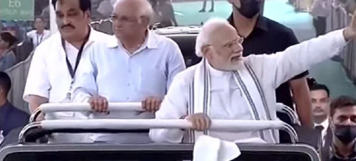 વડોદરામાં વડાપ્રધાન નરેન્દ્ર મોદીનો વિશાળ રોડ-શો યોજાયો