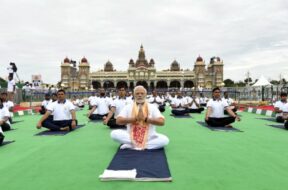 PM Modi yoga Revoi.in