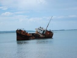 The ship capsized at sea-1