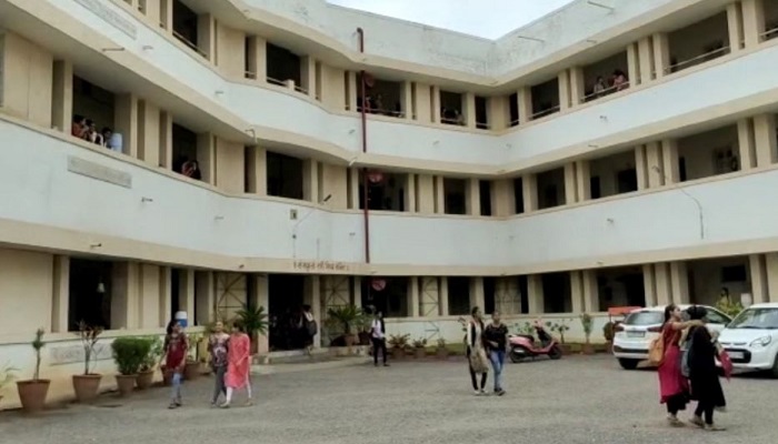 ગુજરાતમાં ગ્રાન્ટેડ કોલેજોના 97 અધ્યાપકોને ફાજલ કરવા સામે મહામંડળે શિક્ષણ મંત્રીને કરી રજુઆત