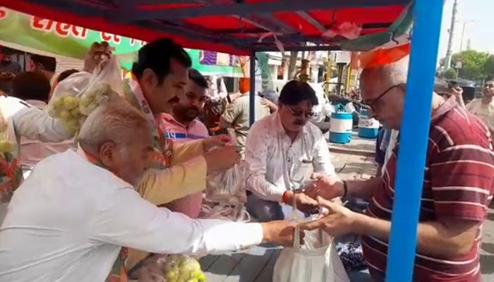મોંઘવારી સામે કોંગ્રેસનો અનોખો વિરોધ, રાજકોટમાં અડધા ભાવે શાકભાજીનું વેચાણ કર્યું,