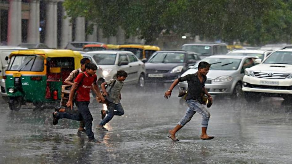 દિલ્હી-NCRમાં ગાજવીજ સાથે ધોધમાર વરસાદ,લોકોને ગરમીથી મળી રાહત