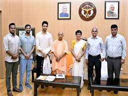અદિવી શેષ અને મેજર સંદીપ ઉન્નીકૃષ્ણનના માતા-પિતાએ યોગી આદિત્યનાથ સાથે કરી મુલાકાત, CMએ આપી ખાસ ભેટ