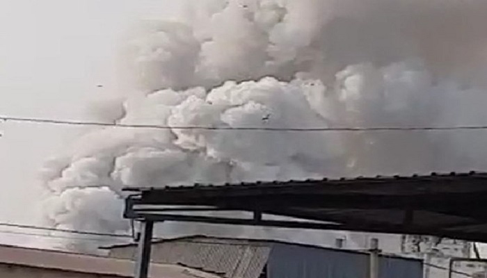 અમદાવાદના બાપુનગરમાં આવેલા ફટાકડાંના ગોદામમાં ભીષણ આગ ફાટી નિકળી, 11 લોકોને ઈજા