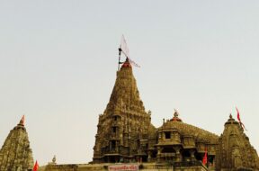 1024px-Dwarakadheesh_Krishna_Temple_Dwarka_Gujarat_India