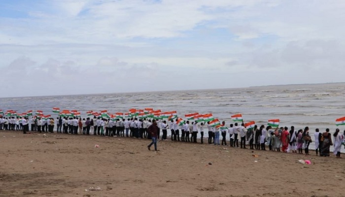 ભાવનગરઃ હડતાળ પર ઉતરેલા તલાટીઓએ દરિયાકાંઠાની સફાઈ કરી તિરંગા યાત્રા યોજી