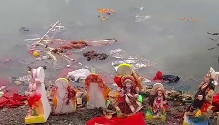 રાજકોટમાં આજી નદીના કાંઠે દશામાની રઝળતી મૂર્તિઓ, વિસર્જન માટે યોગ્ય વ્યવસ્થાનો અભાવ