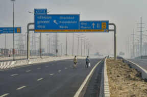 new-delhi-delhi-meerut-expressway-wears-a-deserted-look-near-ghazipur-border-du-