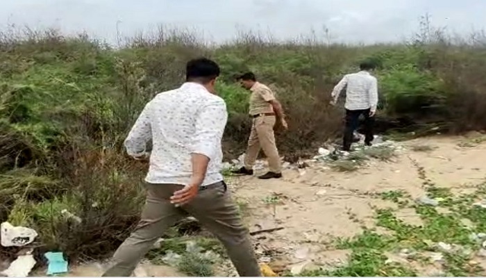 ગાંધીધામના ખારીરોહર નજીક બાવળની ઝાડીમાંથી કરોડો રૂપિયાનો 13 પેકેટ કોકેઈનનો જથ્થો પકડાયો