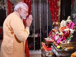 PM મોદી એ ગણેશ ચતૂર્થીના પર્વ પર પરંપરાગત વસ્ત્રમાં ગણપતિ બપ્પાની કરી આરતી – મંત્રી પીયૂષ ગોયલના ઘરે ગણેશ સ્થાપનામાં આપી હાજરી