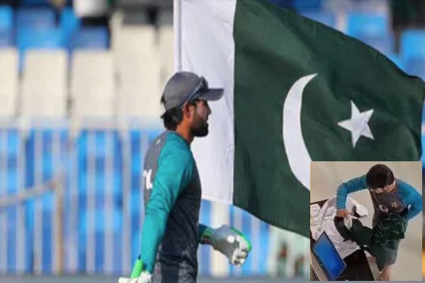 પાકિસ્તાની ક્રિકેટર રિઝવાન દેશનો ધ્વજ પગથી ઉઠાવતો વીડિયો સોશિયલ મીડિયામાં વાયરલ