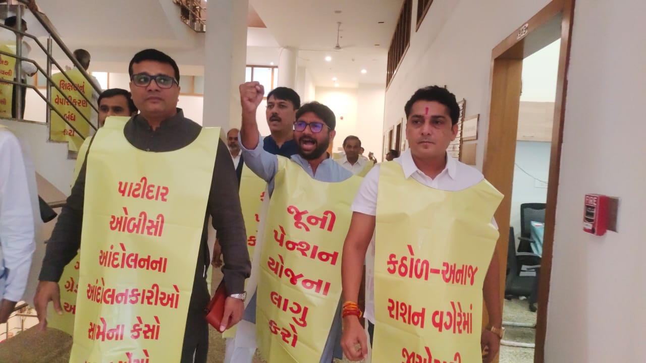 ગુજરાત વિધાનસભામાં હંગામો, જીગ્નેશ મેવાણી સહિત કોંગ્રેસના 14 ધારાસભ્યોને એક દિવસ માટે સસ્પેન્ડ કરાયા